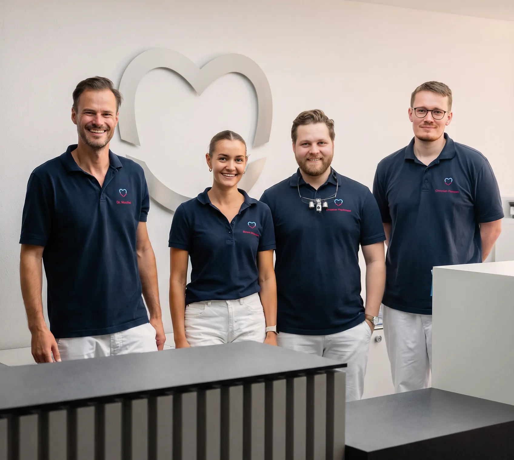 Zahnärzteteam Dr. Machon & Kollegen: Dr. Sebastian Machon, Smilla Schreiber, Andreas Fischbach und Christopher Gehrmann