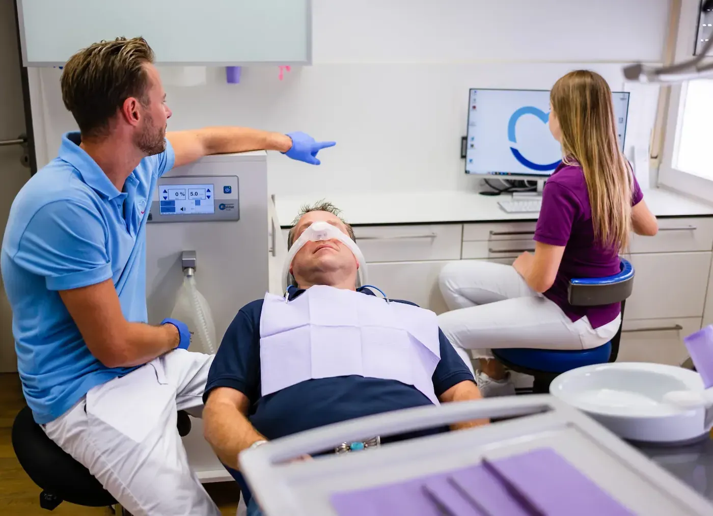 zahnarzt-behandlung-implantat-entzündung