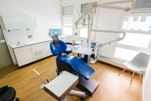 zahnarzt-nuertingen-dr-Machon_Praxis-Behandlungsraum-blau