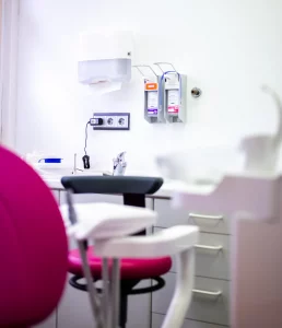 zahnarzt-nuertingen-dr-Machon_Praxis-Behandlungsraum-focus-lense-detail-pink