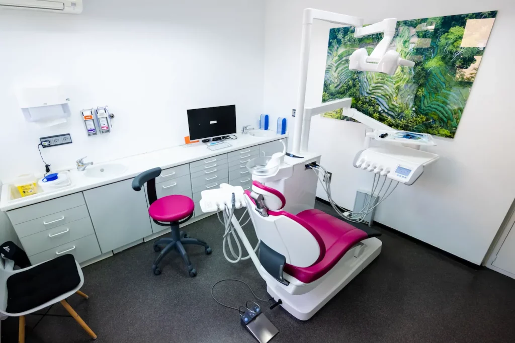 zahnarzt-nuertingen-dr-Machon_Praxis-Behandlungsraum-pink