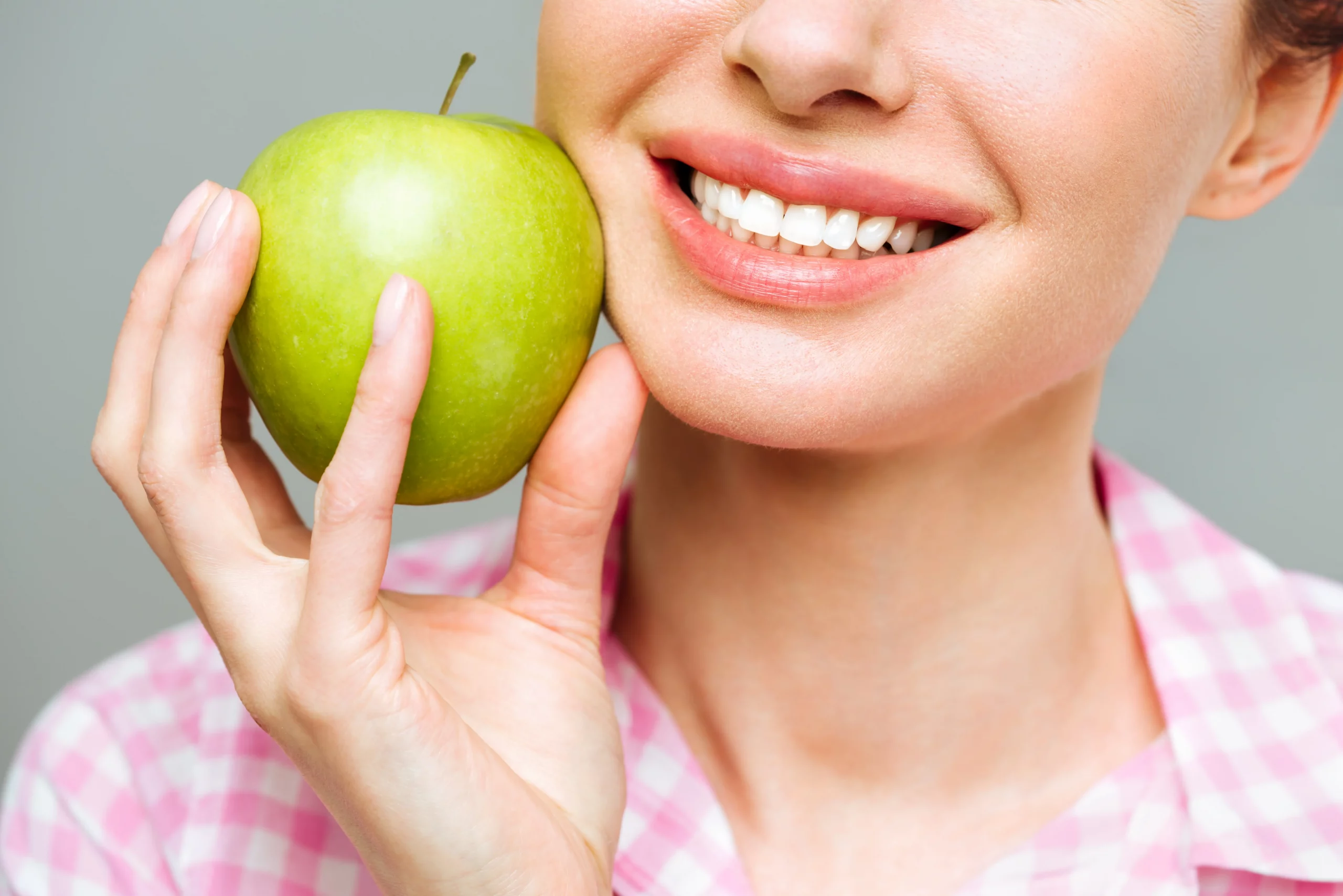 zahngesunde-ernährung-apfel-lächelnde-frau