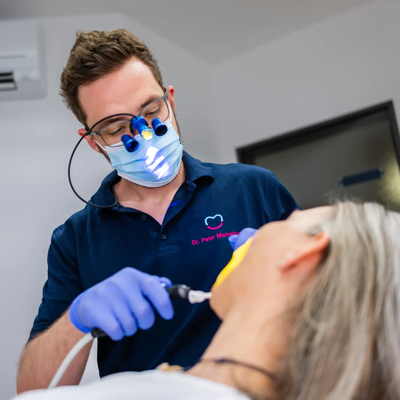 zahnarzt-behandlung-implantat-entzündung