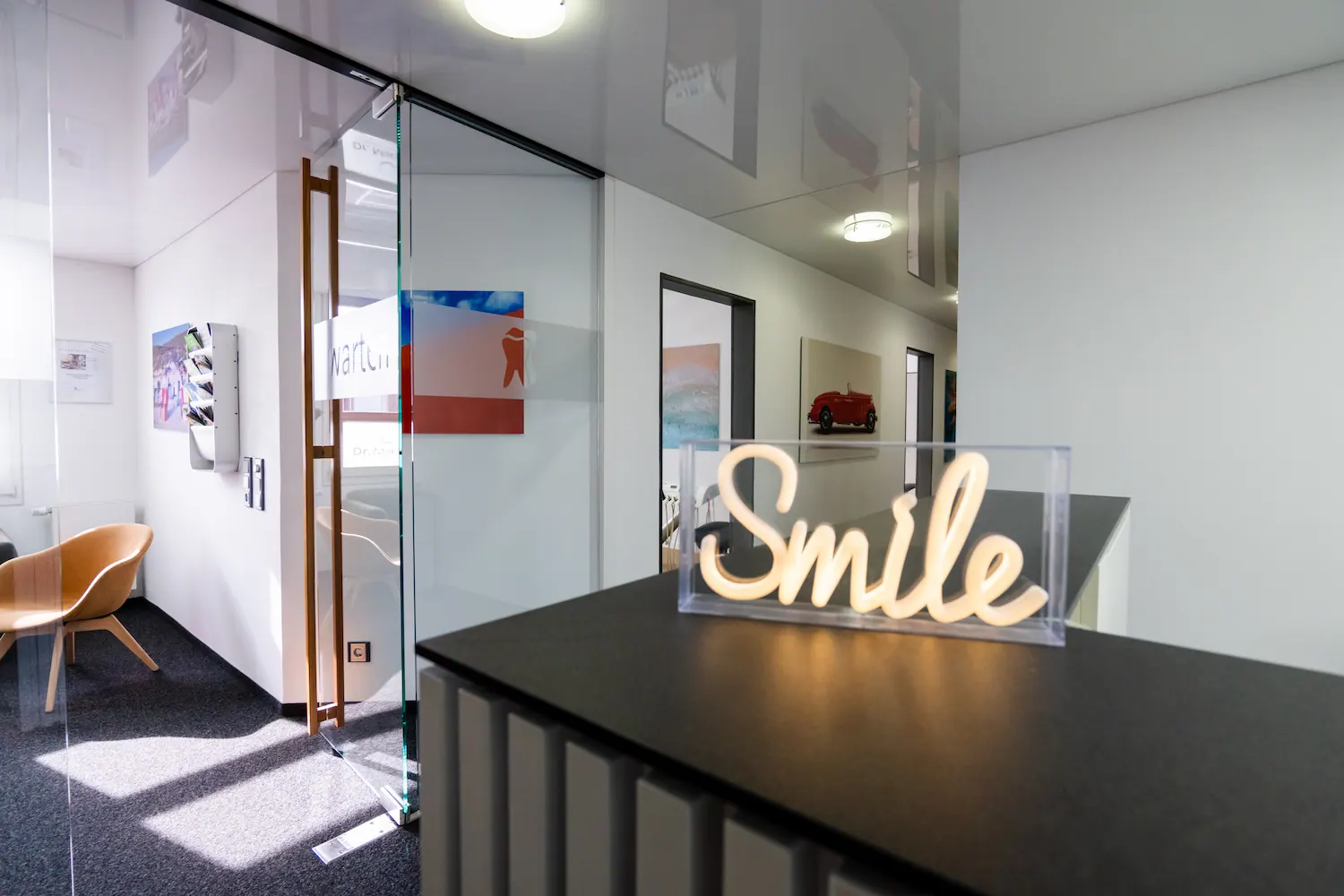 zahnarzt-nuertingen-dr-machon_erste-sitzung_empfang-smile-logo-kontakt