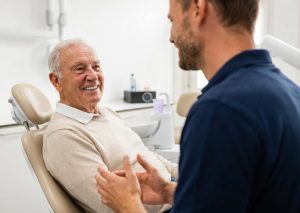 beratung-zahnarzt-älterer-herr-reinigung-von-festsitzenden-implantaten