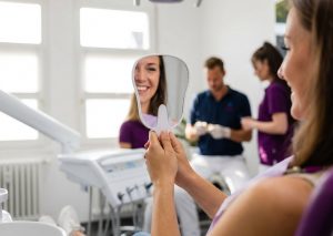 perfektes-lächeln-nach-behandlung-mit-veneers