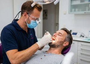 laserbehandlung-zahnarzt-patient
