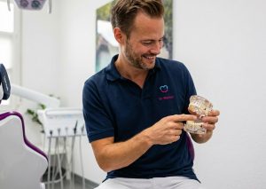zahnart-gebiss-modell-mit-implantat-zahn-keramikimplantate