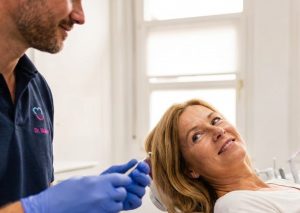 Dr. Machon bei einer biologischen zahnmedizinischen Behandlung mit modernen Instrumenten