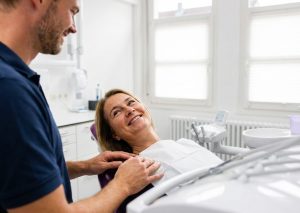 Dr. Machon bereitet einen Keramikimplantat-Eingriff in der Zahnarztpraxis bei Nürtingen vor
