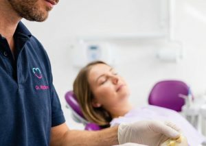 Patientin mit Lachgas-Nasenmaske bei einer entspannten Zahnbehandlung in der Praxis Dr. Machon
